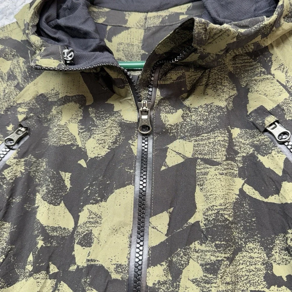 Lululemon Rise and Shine Jacket Women's Size 4 Green Camo Hooded Full Zip Active